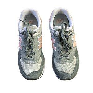 NEW BALANCE WOMEN’s 574 Sneakers Black Spruce/Rose Water Color Size 7 1/2 s